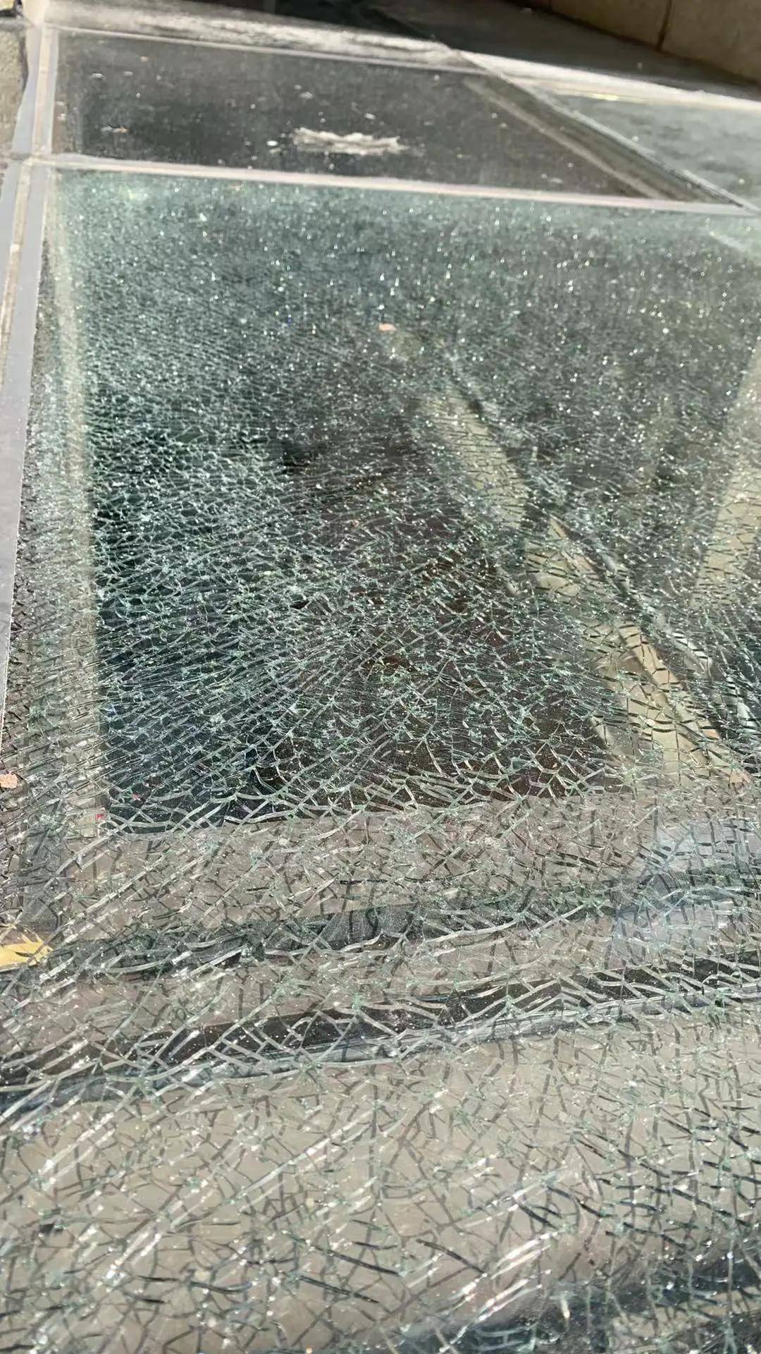 钢化玻璃裂了，这是自爆还是人为啊？