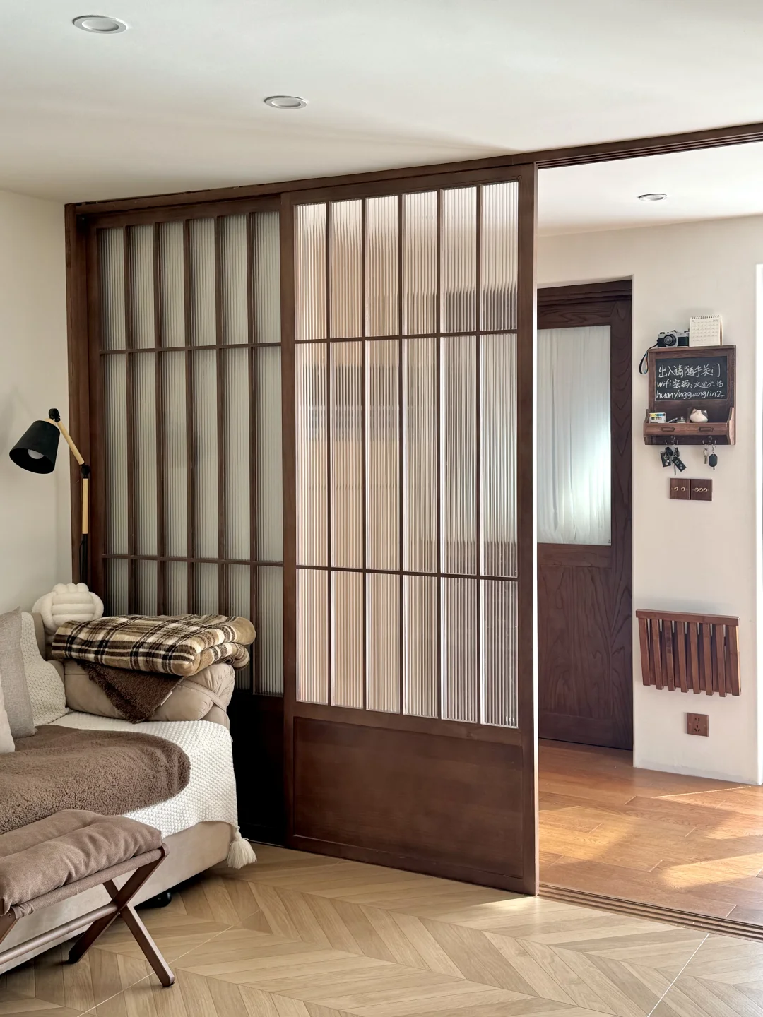 我用原木风玻璃移门当隔断,保暖又有私密感!