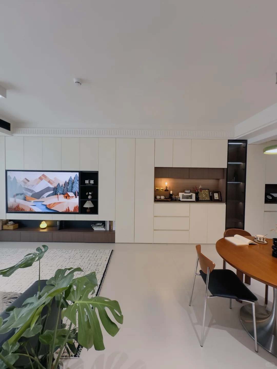 装修时被劝了八百遍别做满墙电视柜