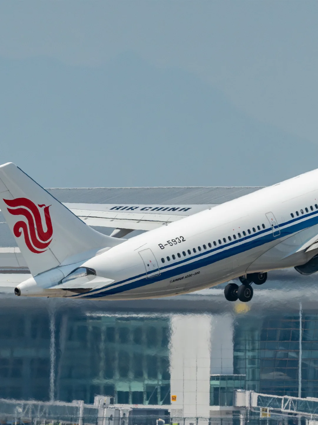 ??载旗332热浪中“融化”起飞