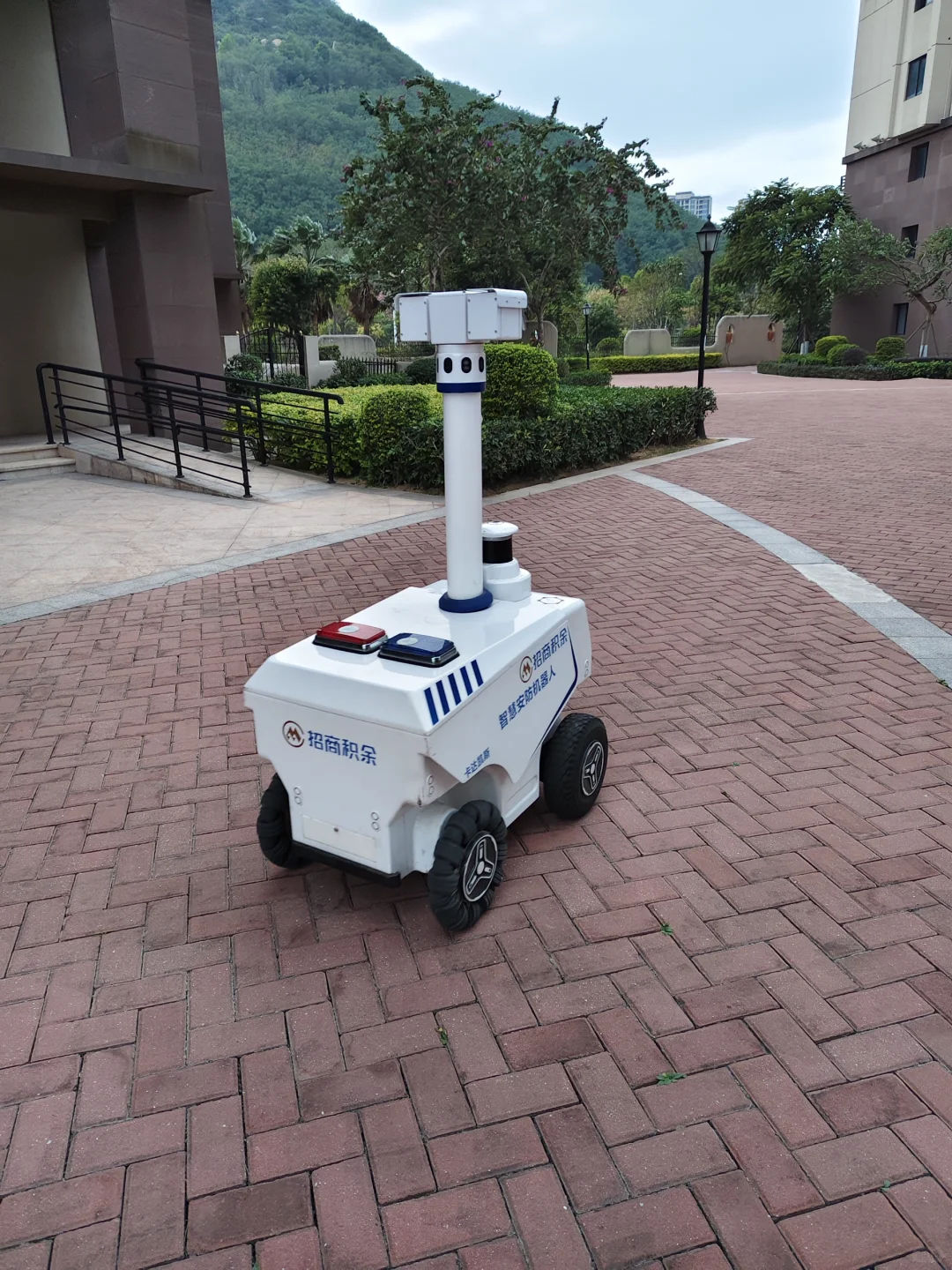 小区里的安防机器人