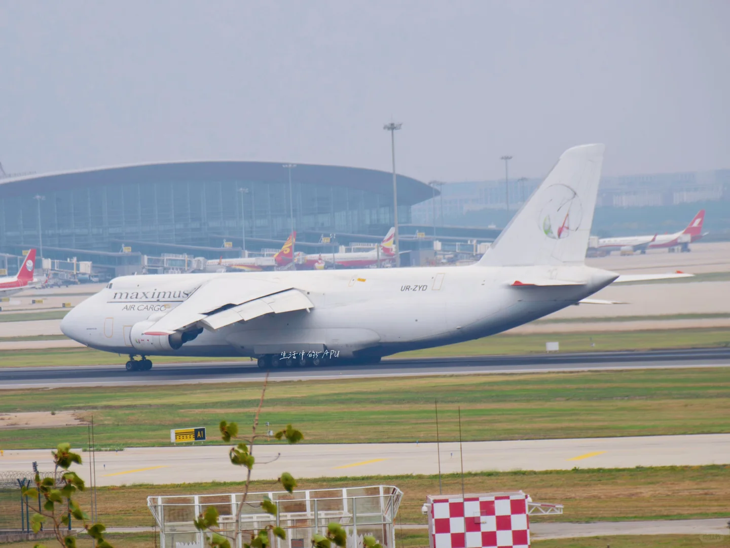 安124抵津运输联合国直升机