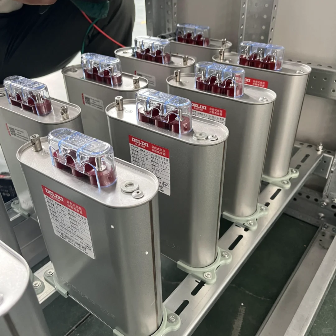 河南周口，电气设备！正在安装中！