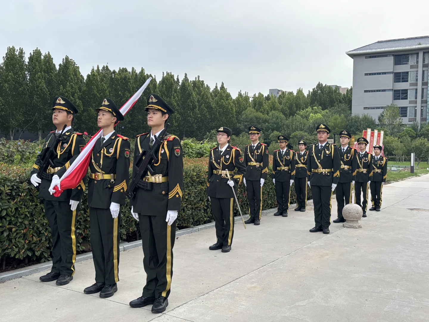 以青春之名 护国旗之威??