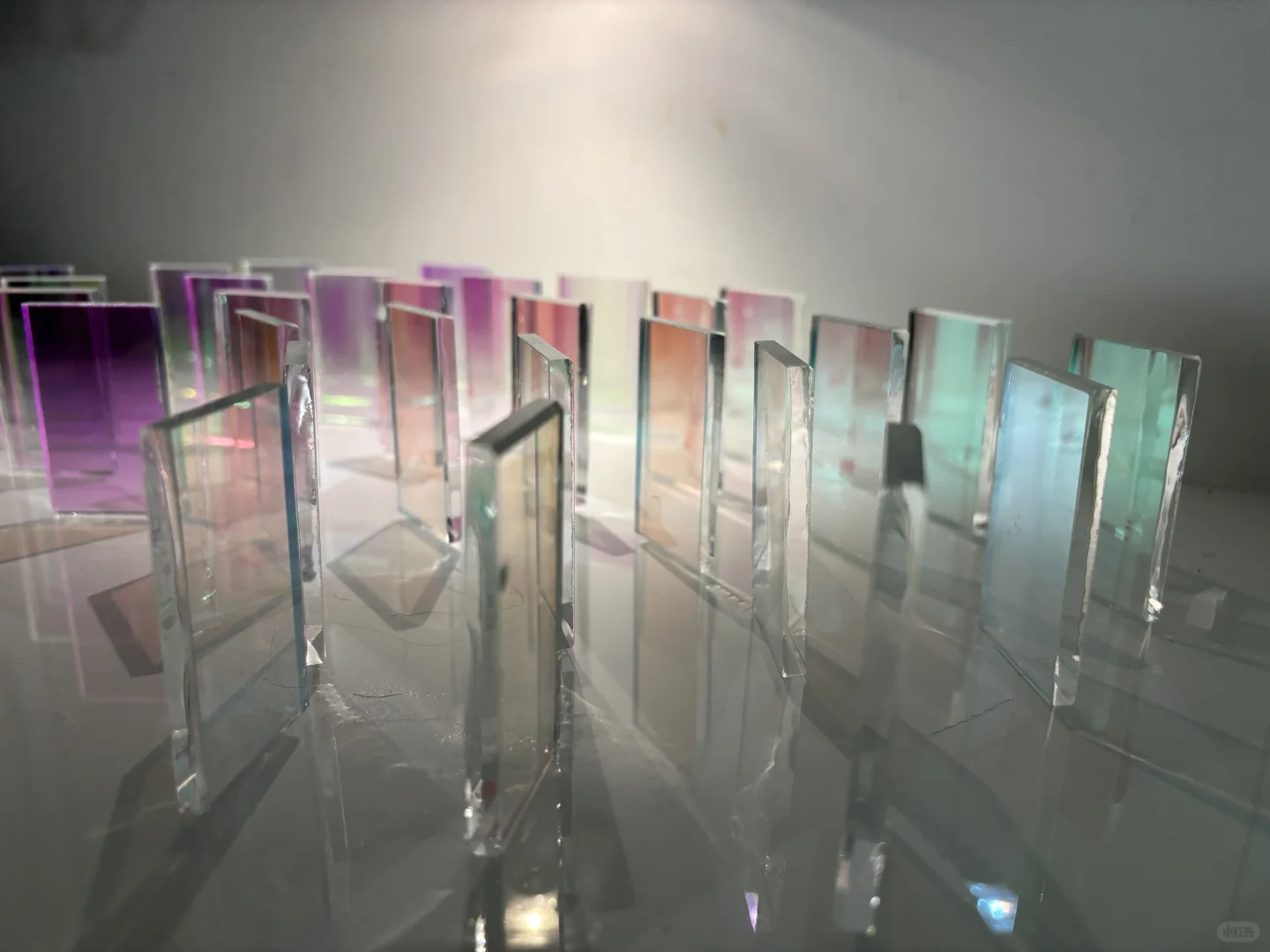 紫光下的玻璃会发光呀！！！