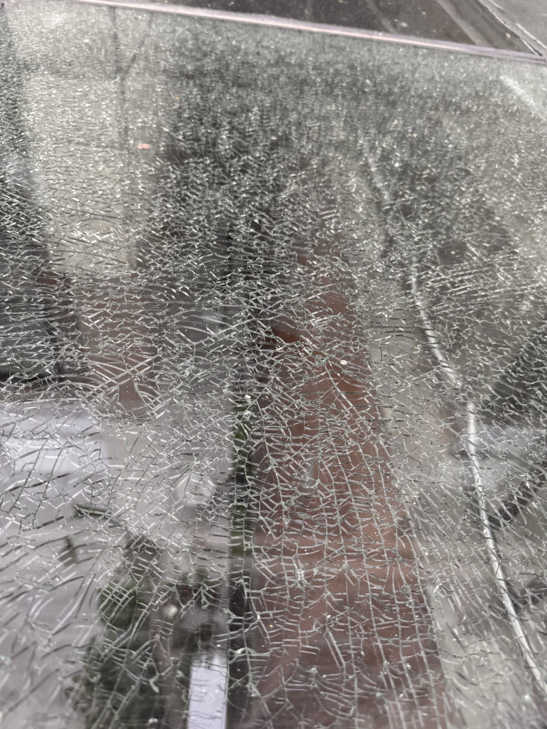 钢化玻璃裂了，这是自爆还是人为啊？