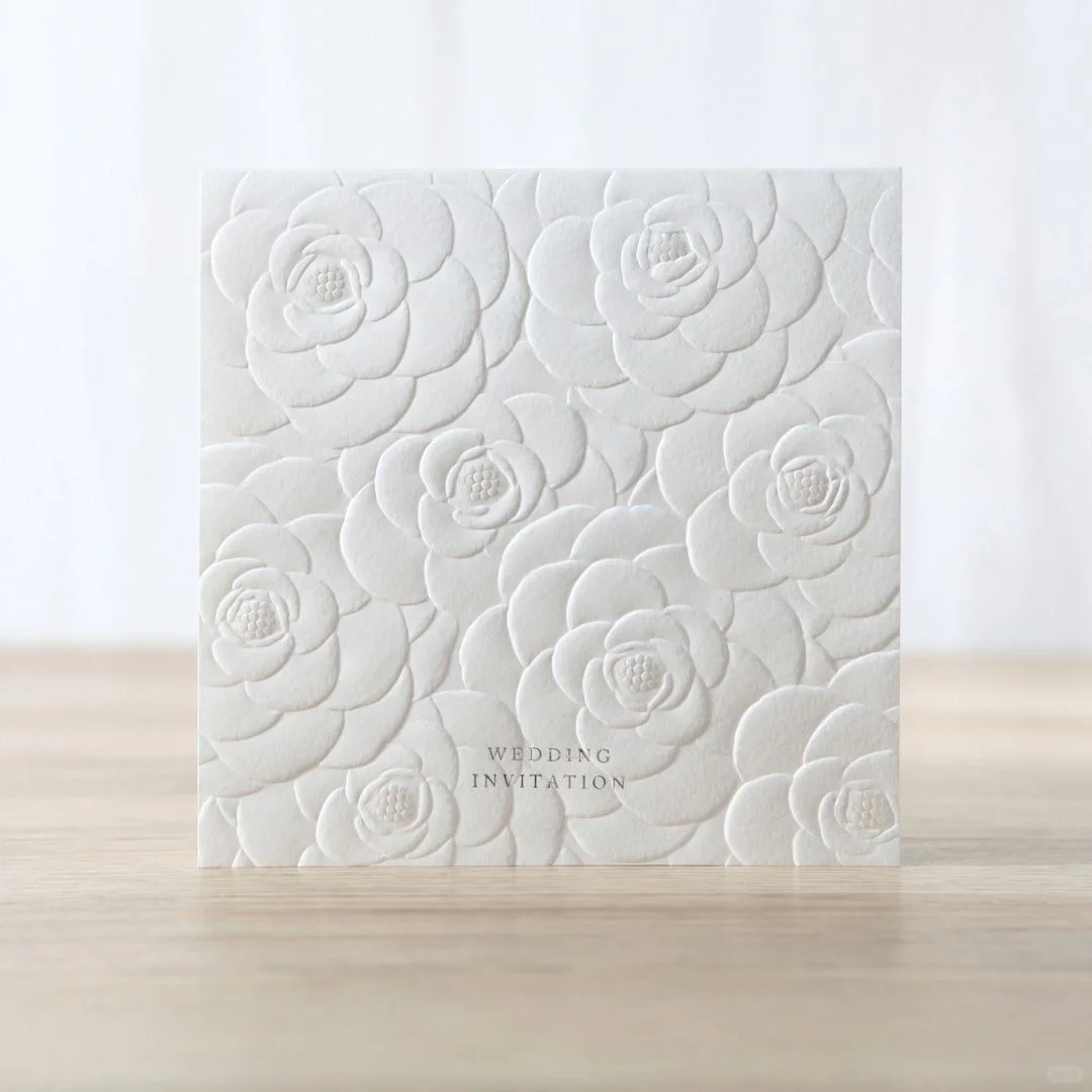 白色底纹加击凸工艺，时尚代名词！