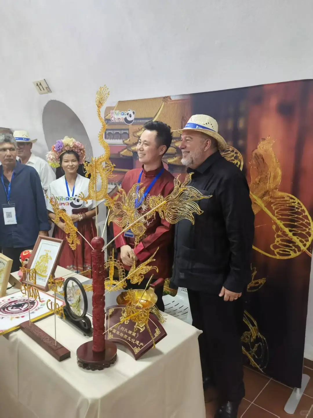 我在古巴表演中国糖画，与古巴总理合影