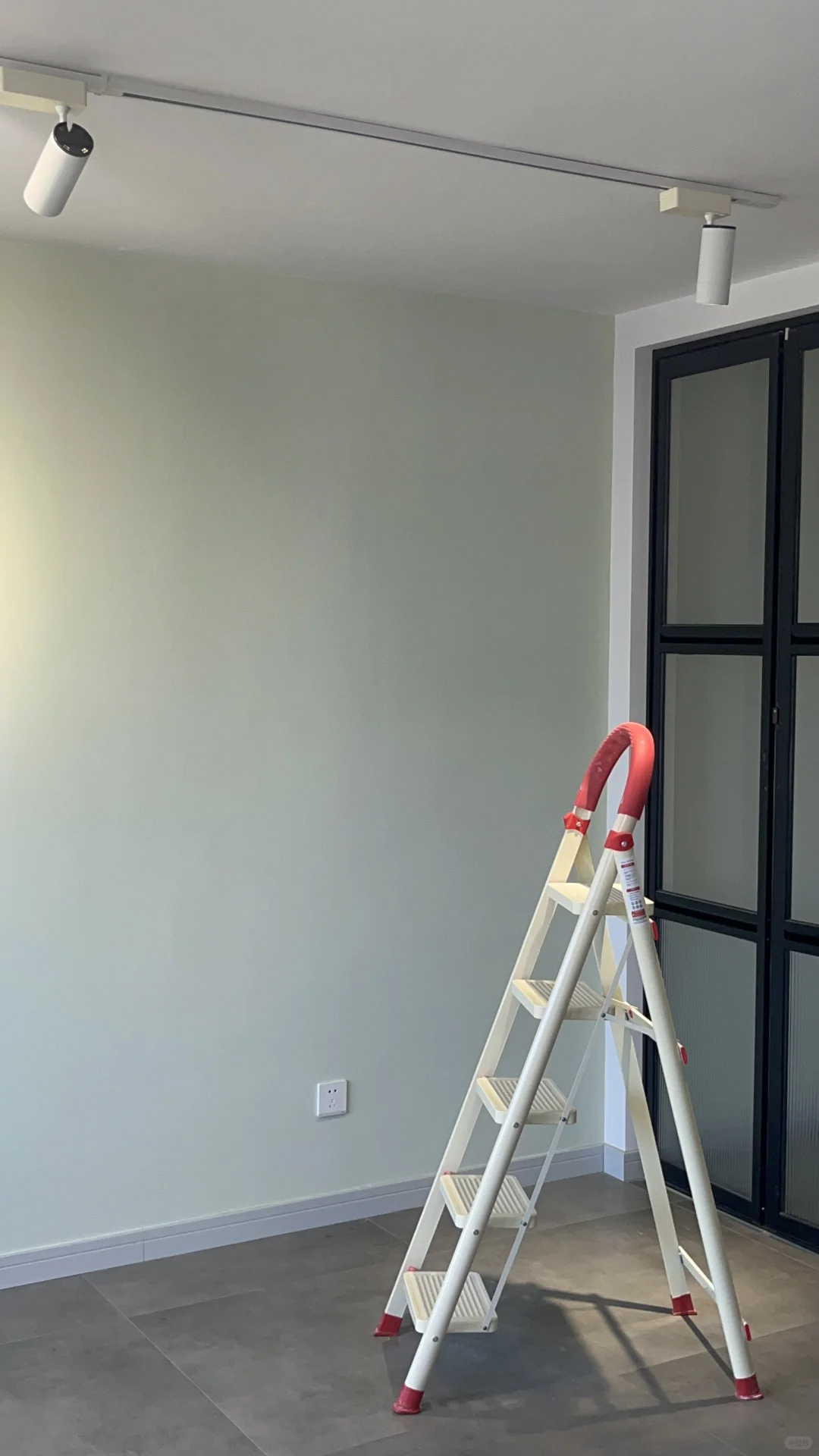 女生挑战成本五百自己刷墙➕补墙