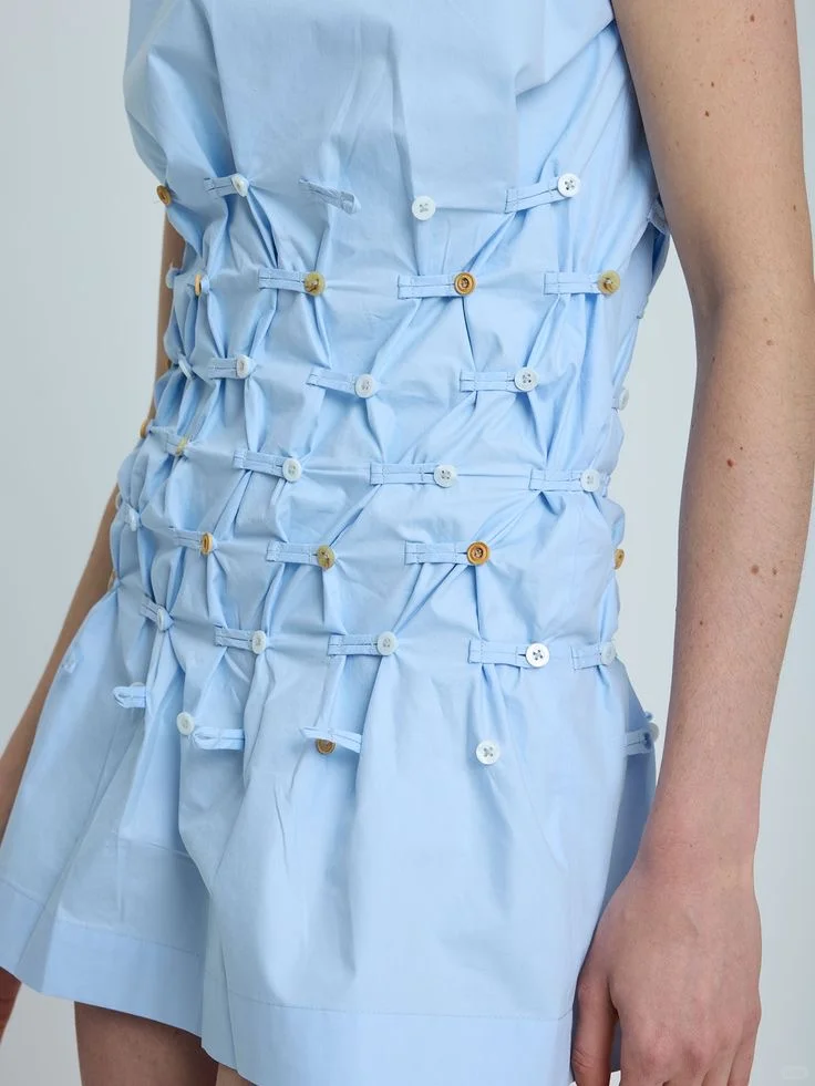 服装分享｜褶皱、纽扣