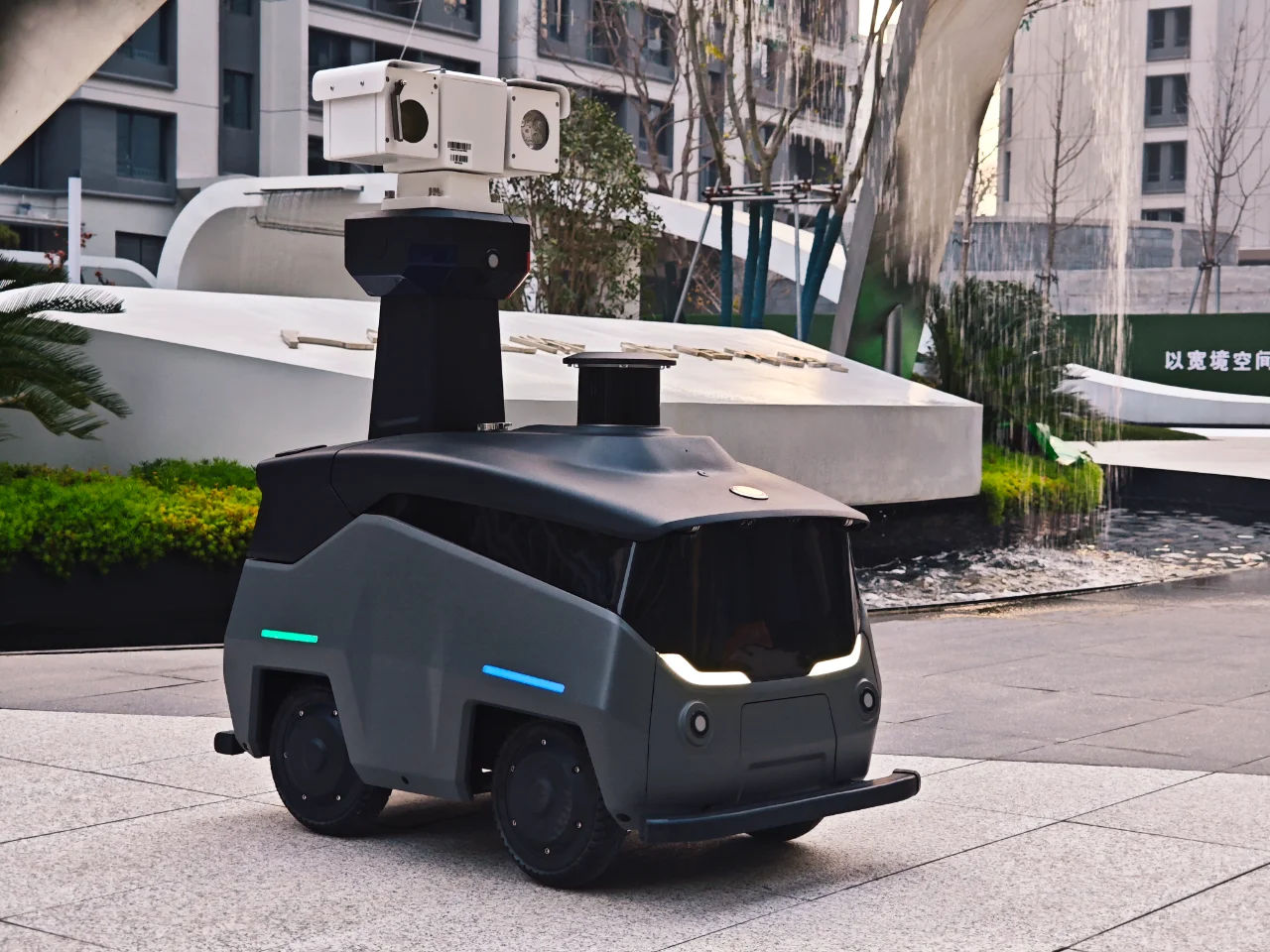 安防巡逻机器人真的会替代保安巡逻人员吗？