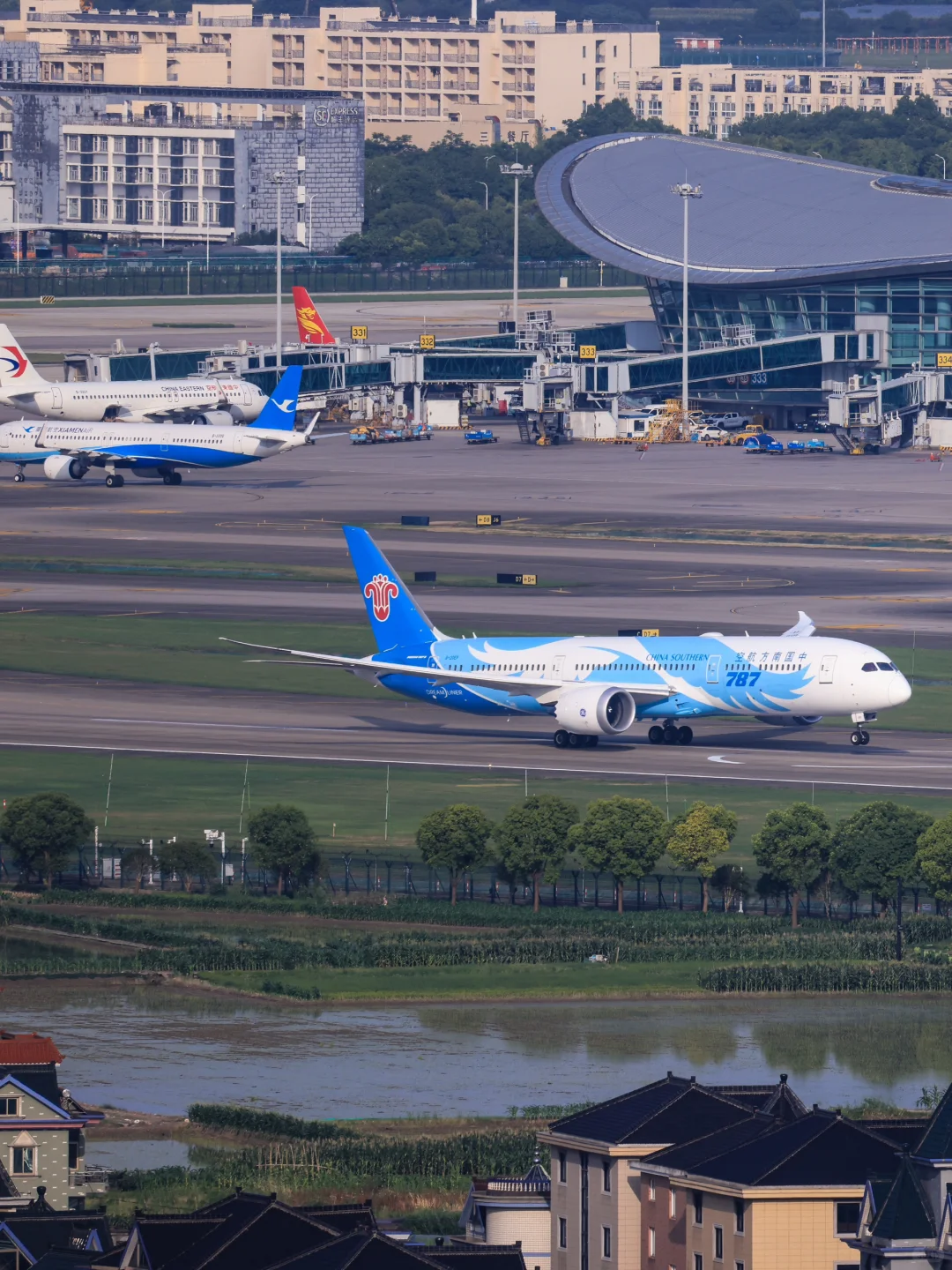 两架南航波音宽体HGH的24跑道起飞