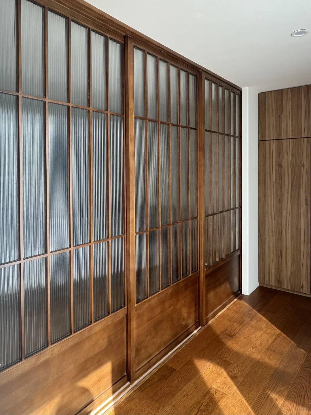 我用原木风玻璃移门当隔断,保暖又有私密感!