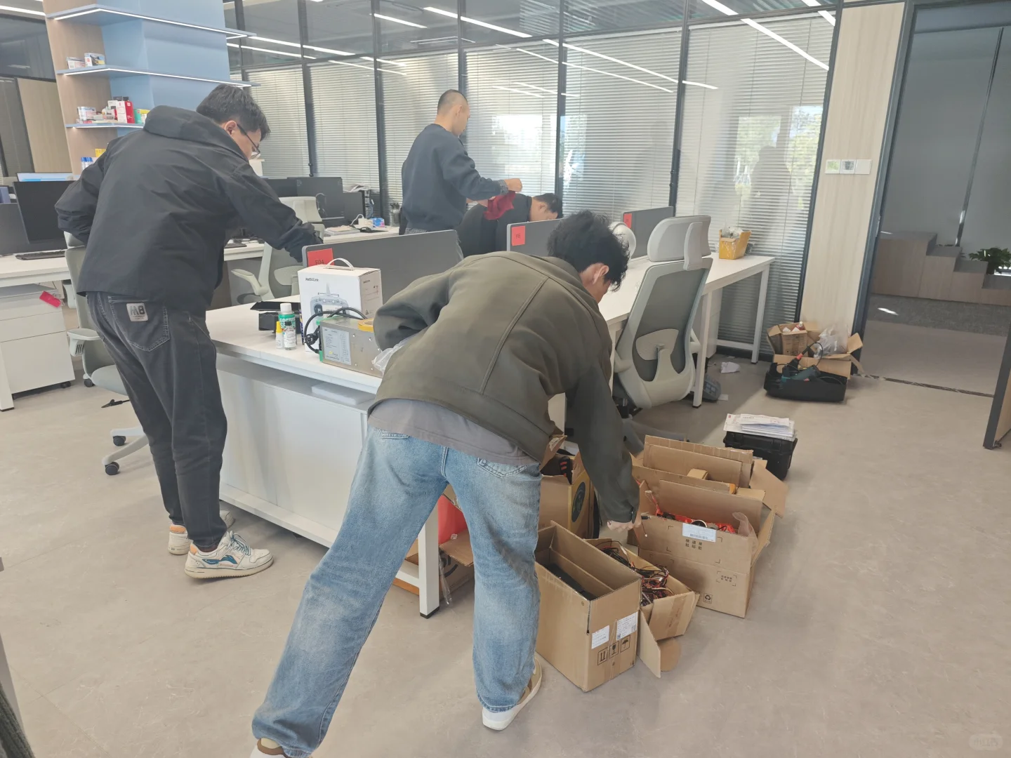 机械结构同事终于收拾工位了