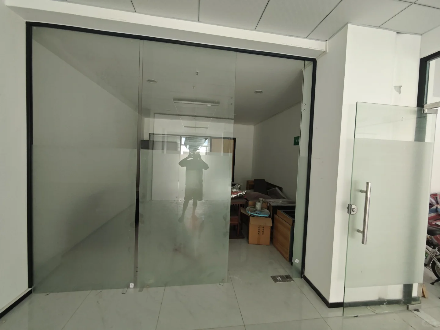 办公室钢化玻璃隔墙多少钱