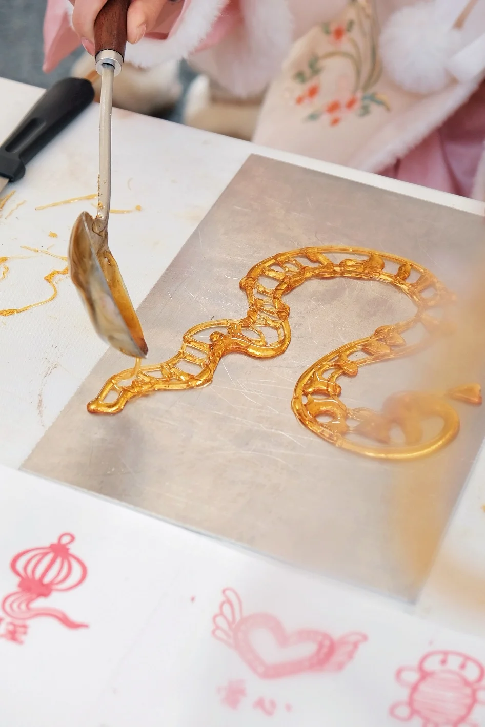 00后！非遗糖画传承人也太美了