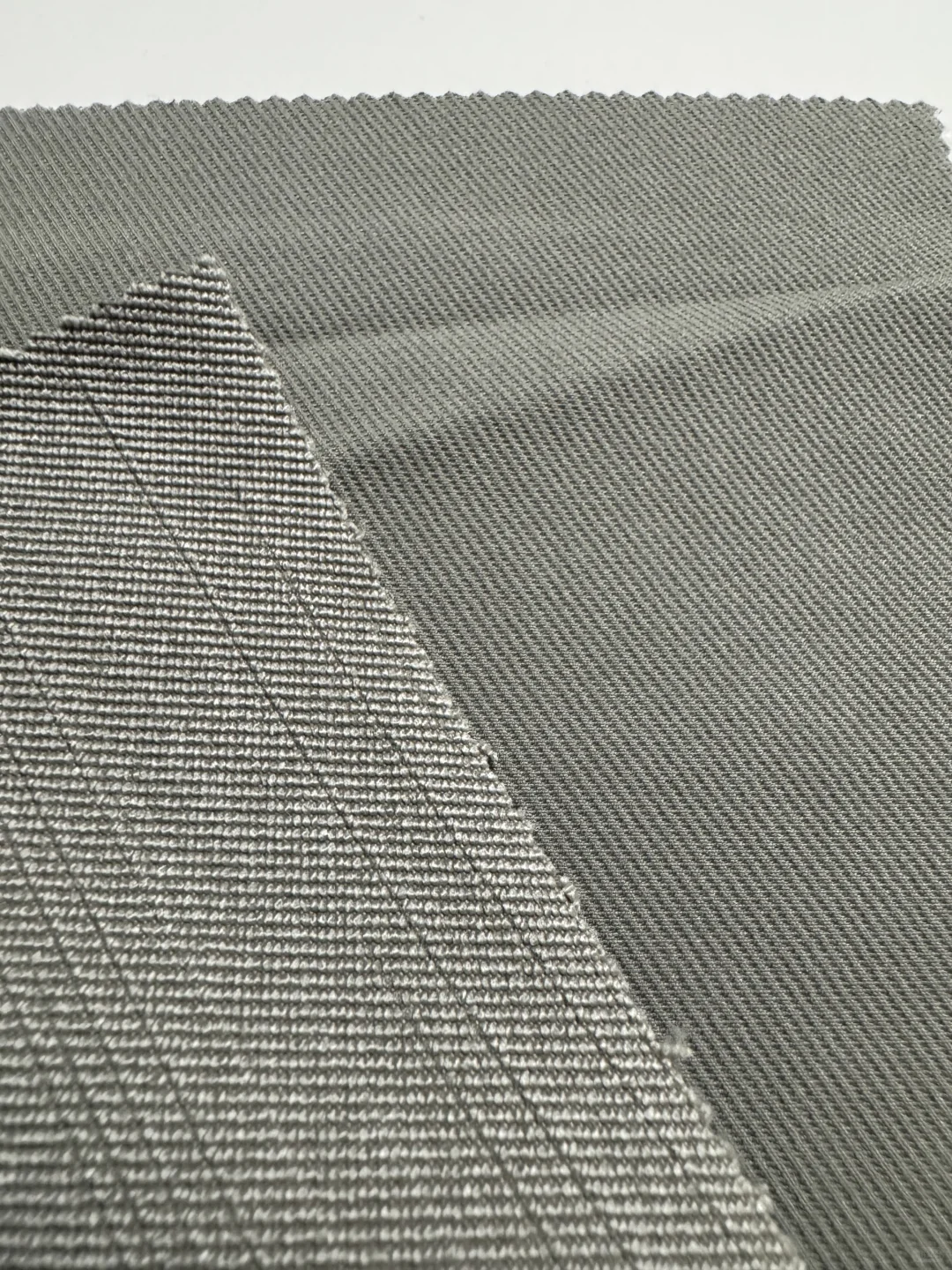 面料：骑兵斜登山布