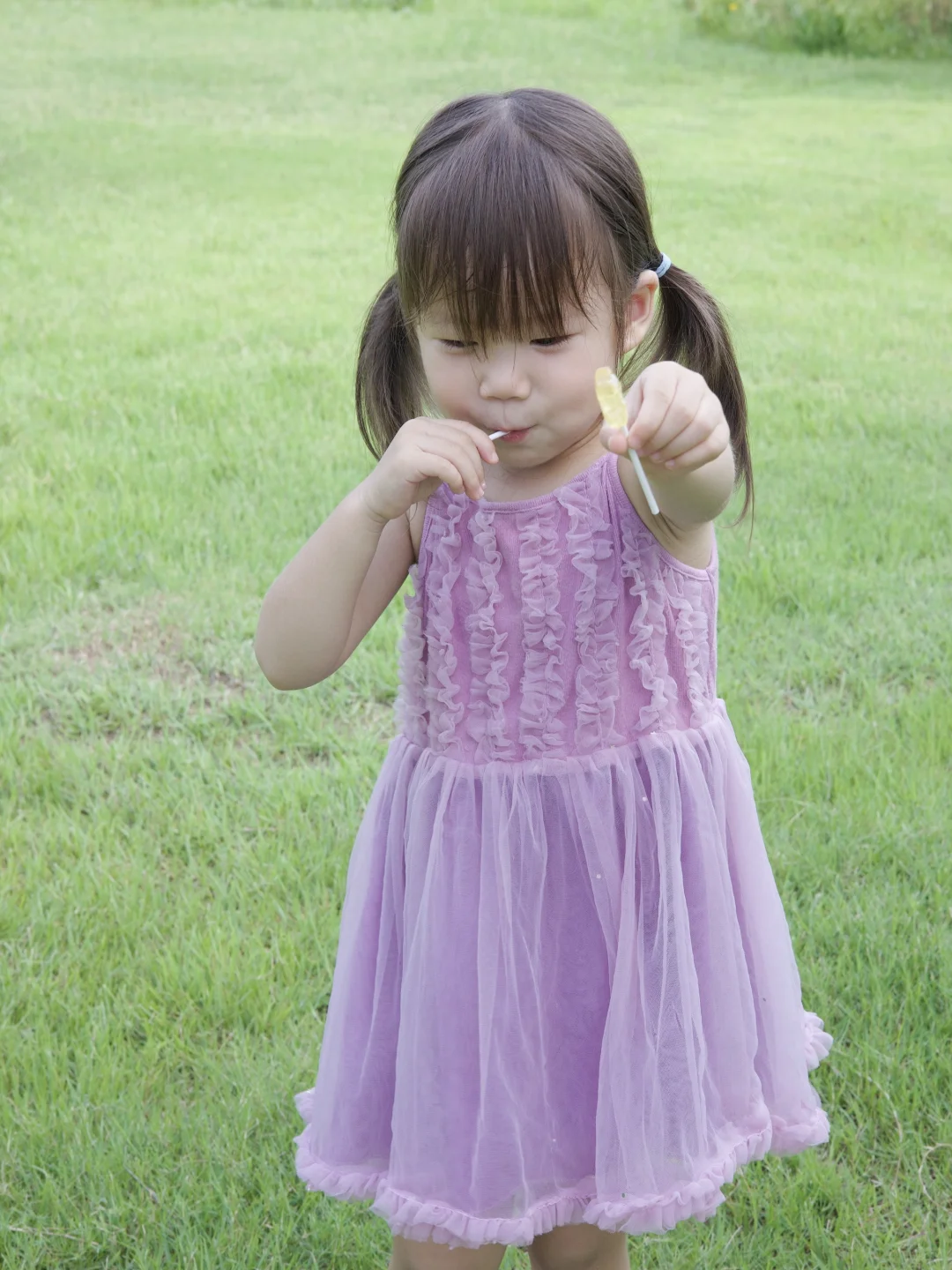 两岁娃的公园放电记,中途靠棒棒糖续了电