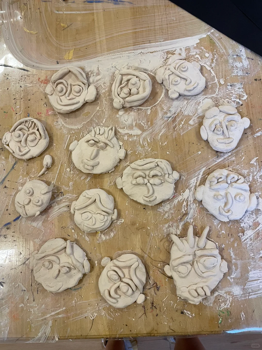 幼儿园小朋友在家玩“泥巴”