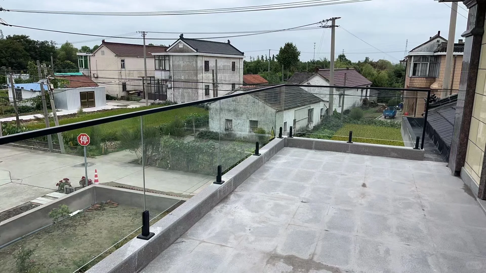 不锈钢底脚＋12毫米普白刚化玻璃＋实木扶手