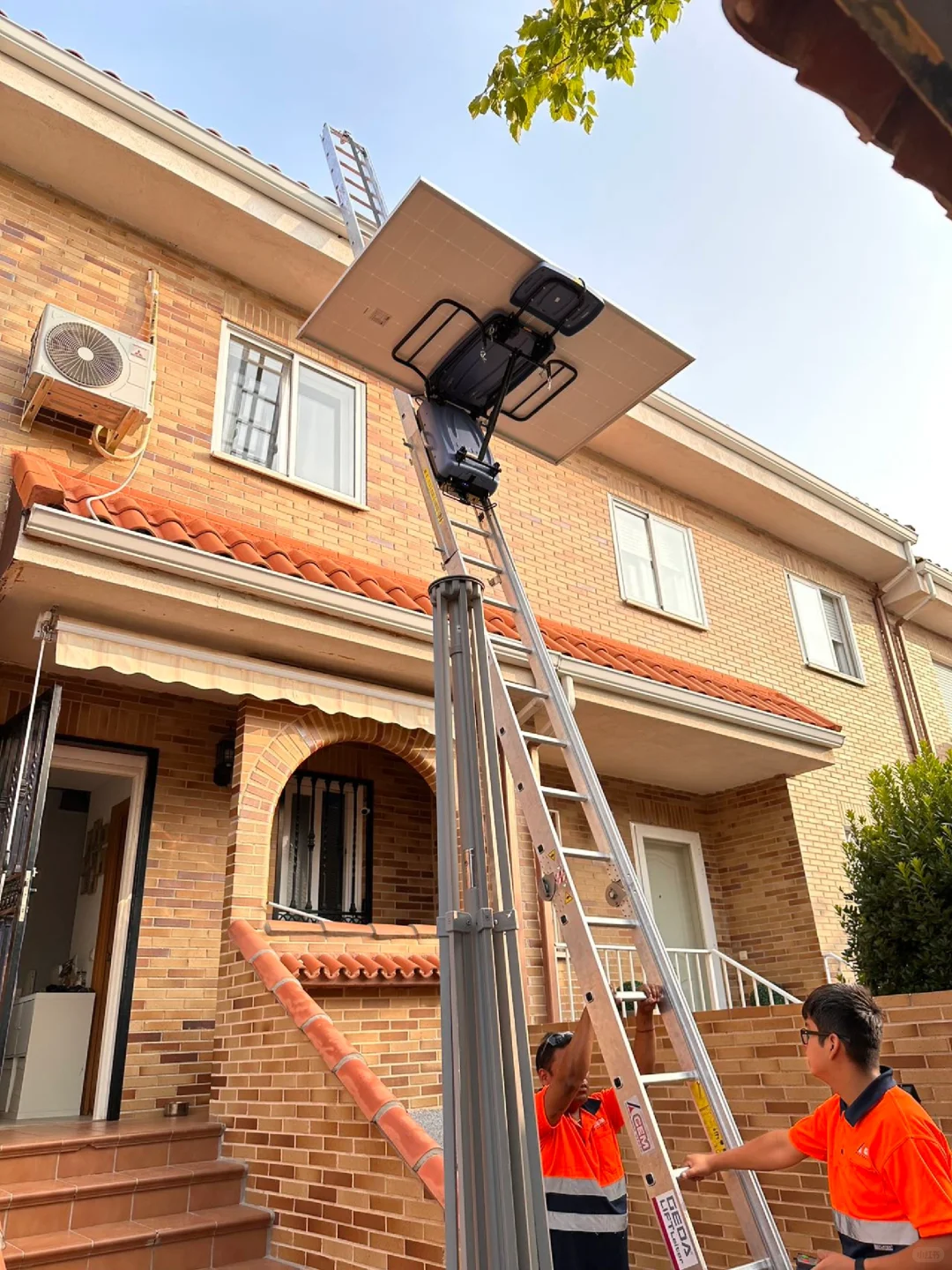 终于实现用电自由了安装上太阳能发电系统