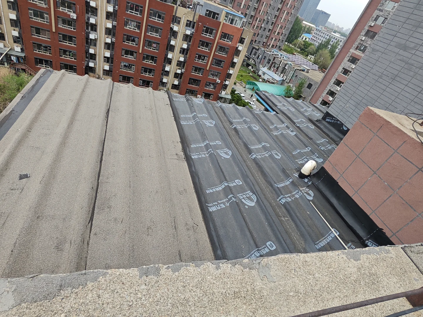 彩钢瓦防水，东方雨虹自粘卷材？还是火烤的