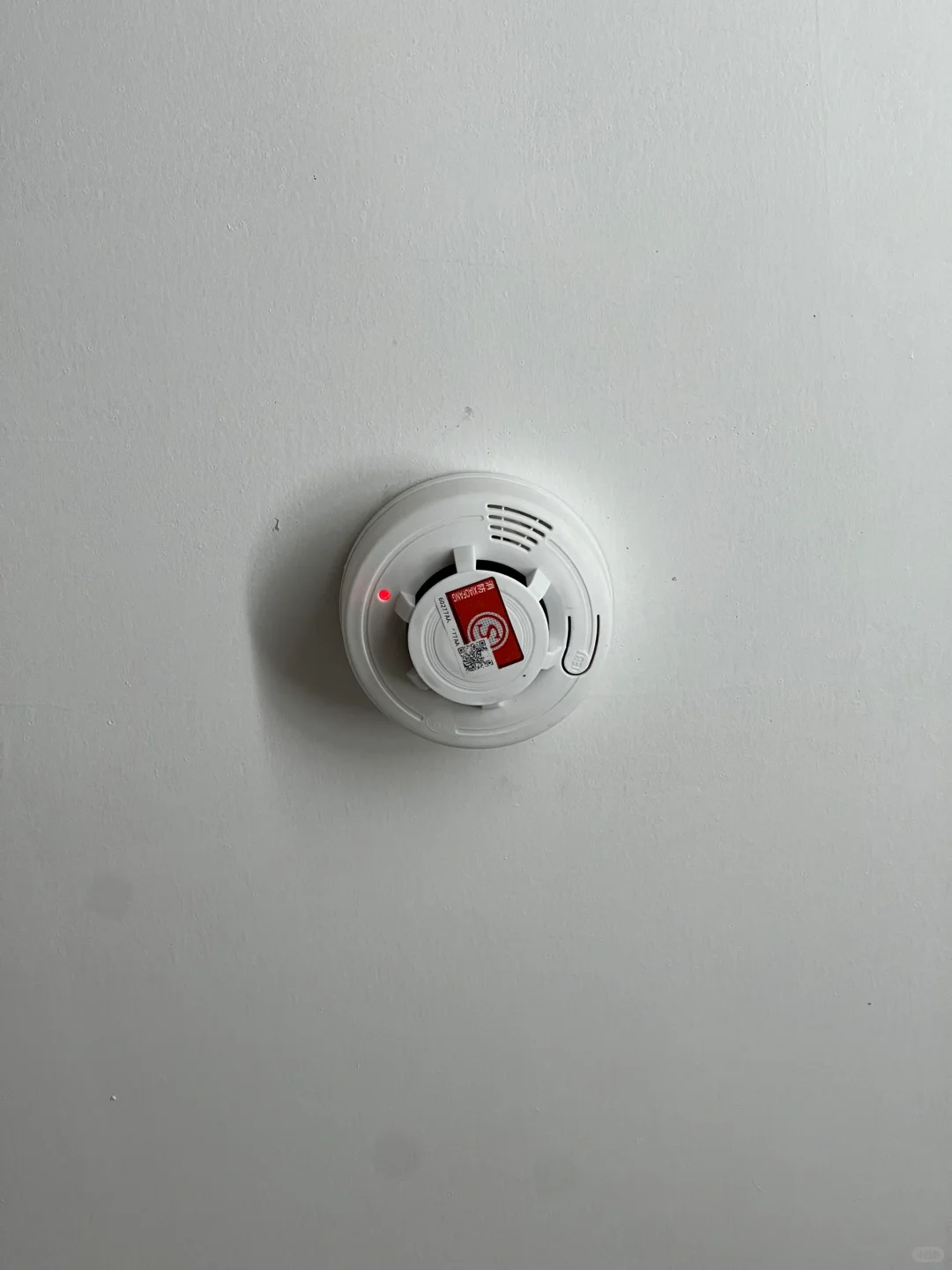 ?这烟雾报警器怎么关？半夜吵个不停