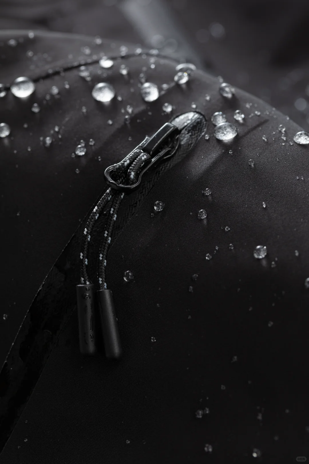 冲锋衣拍摄，防水面料拍摄，服装细节拍摄