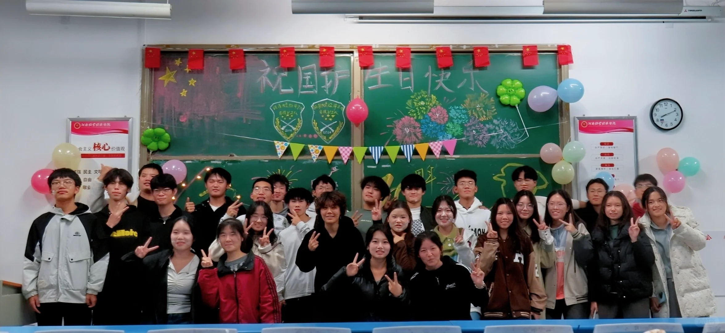 以青春之名 护国旗之威??