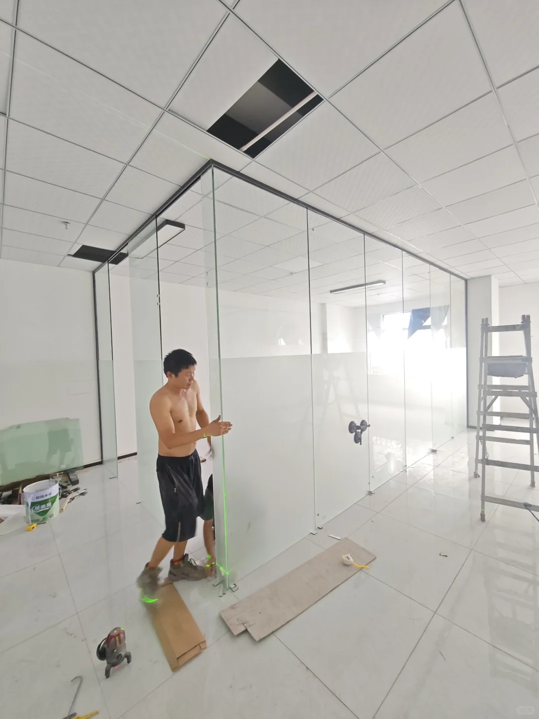 办公室钢化玻璃隔墙多少钱