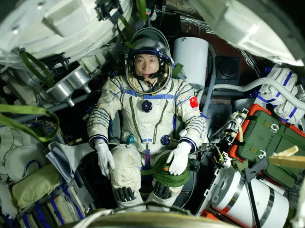 2003·飞天之梦:神舟五号的清晨