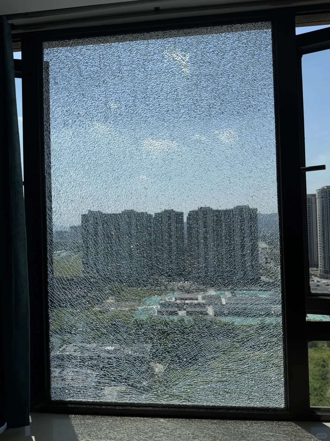 家里玻璃自爆了，换一块多少钱