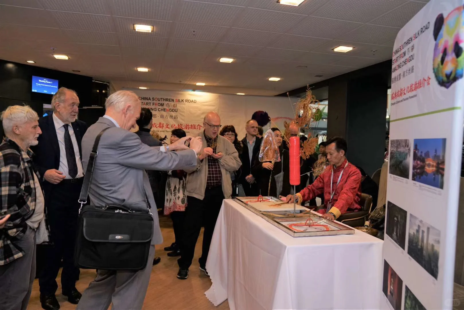 一勺一糖一世界,姑爹做糖画已有40余年了。