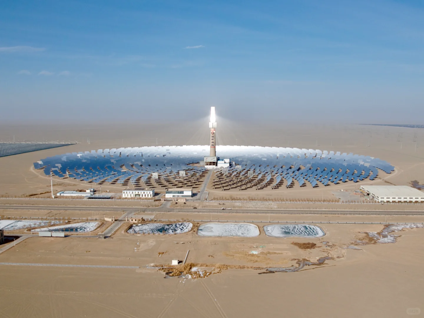 中国西北超级工程敦煌熔岩塔式发电站光伏