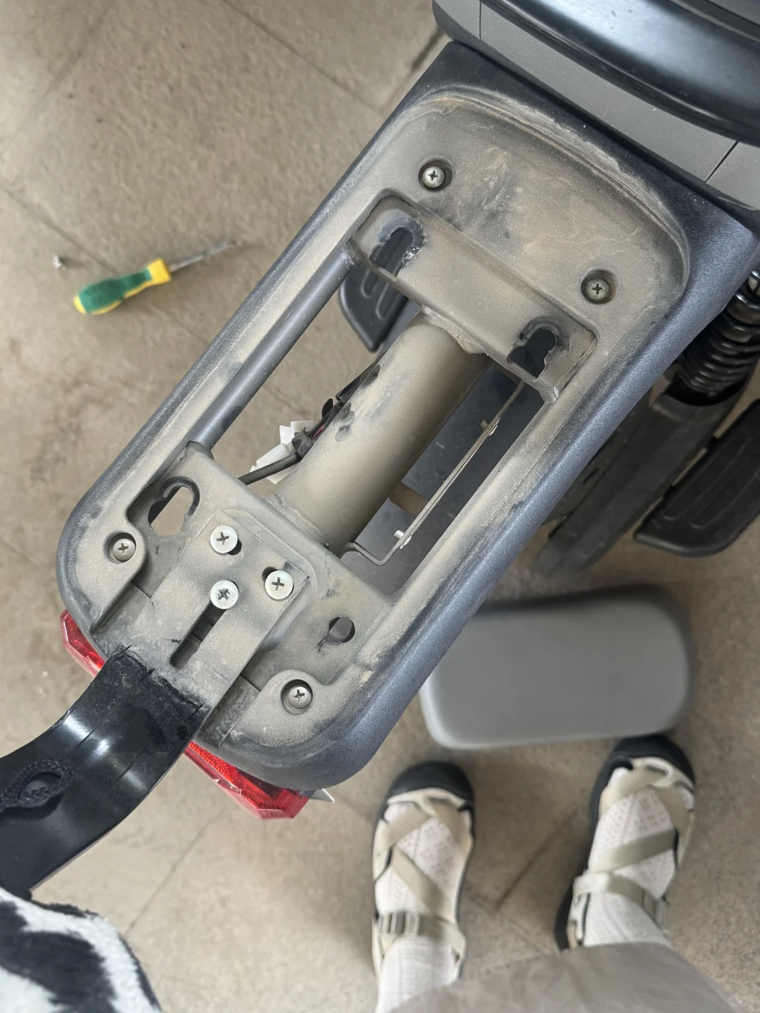 ?电动车警报器在哪里呀？