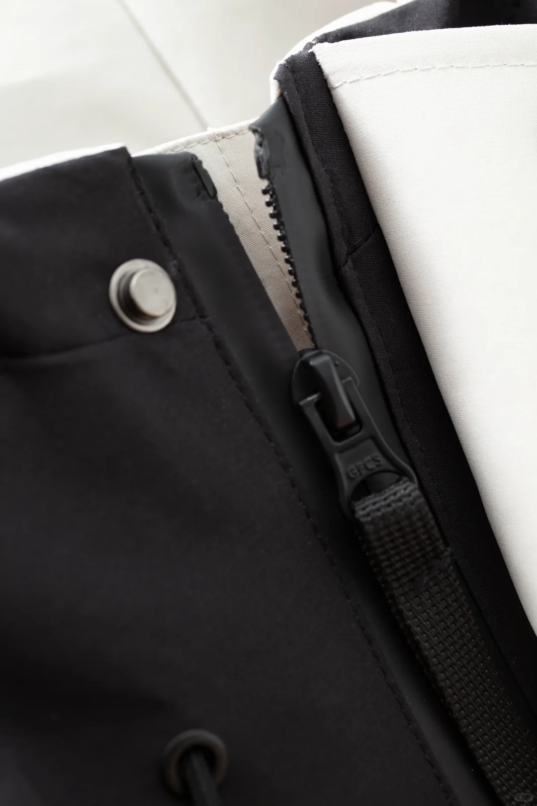 冲锋衣拍摄，防水面料拍摄，服装细节拍摄