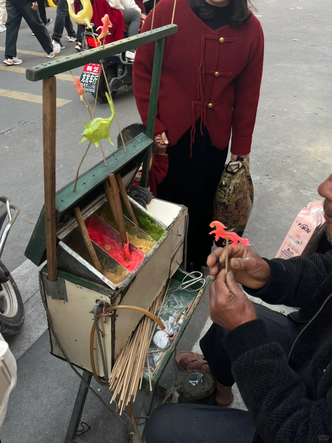 小时候的快乐，捏?糖人，好久没看见。