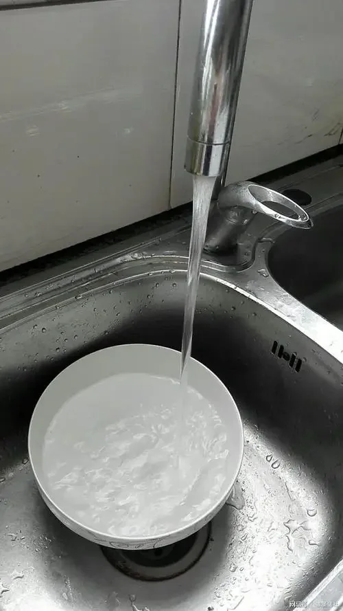 网格员处理自来水脏，发黄问题