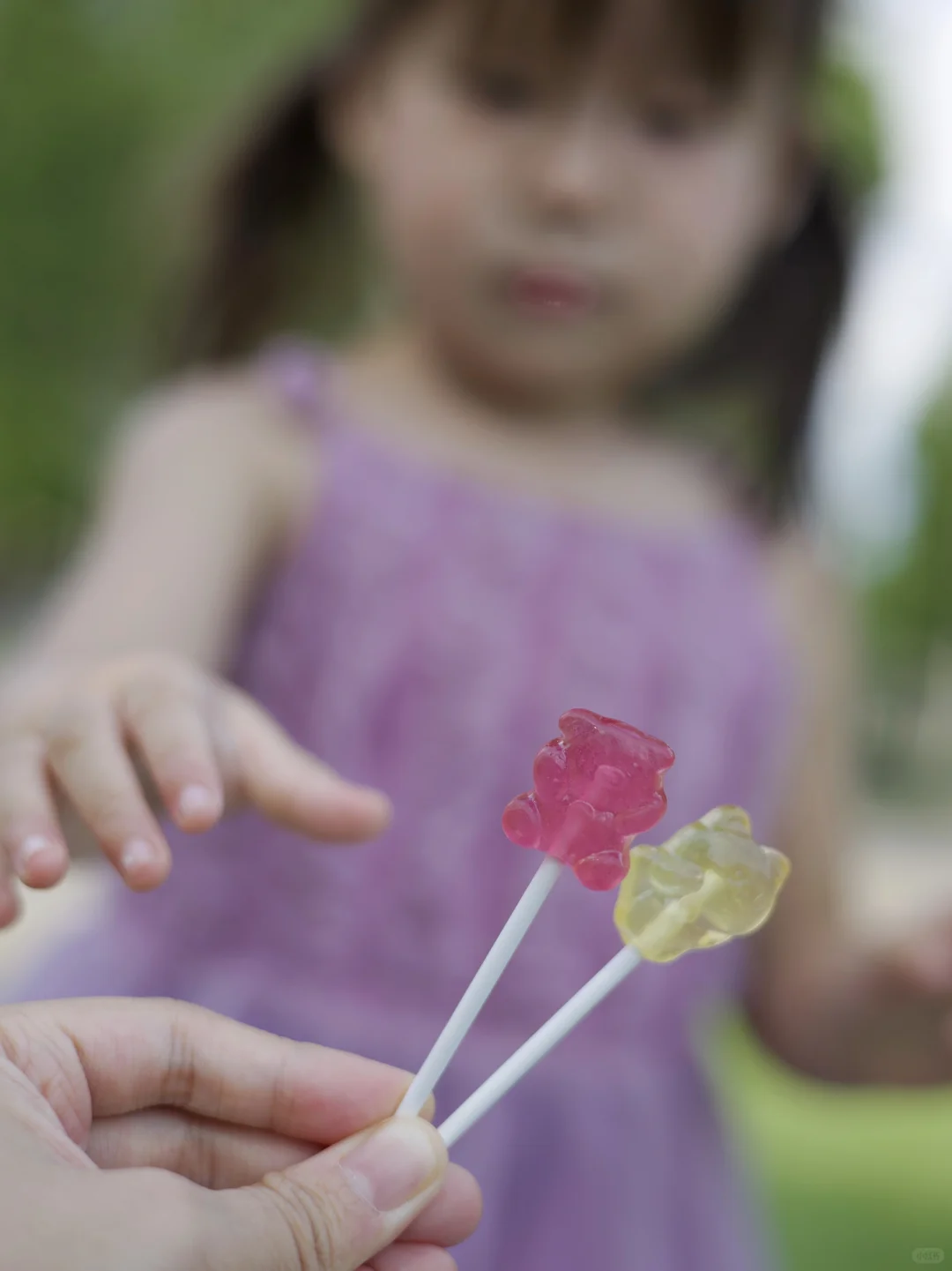 两岁娃的公园放电记,中途靠棒棒糖续了电