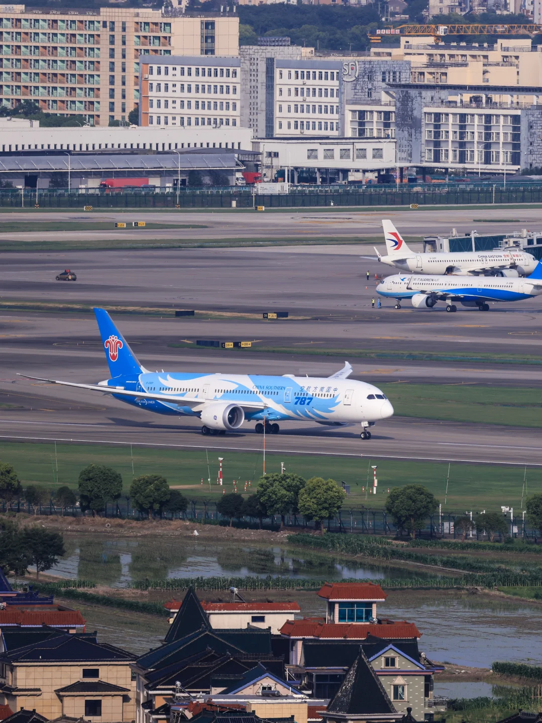 两架南航波音宽体HGH的24跑道起飞