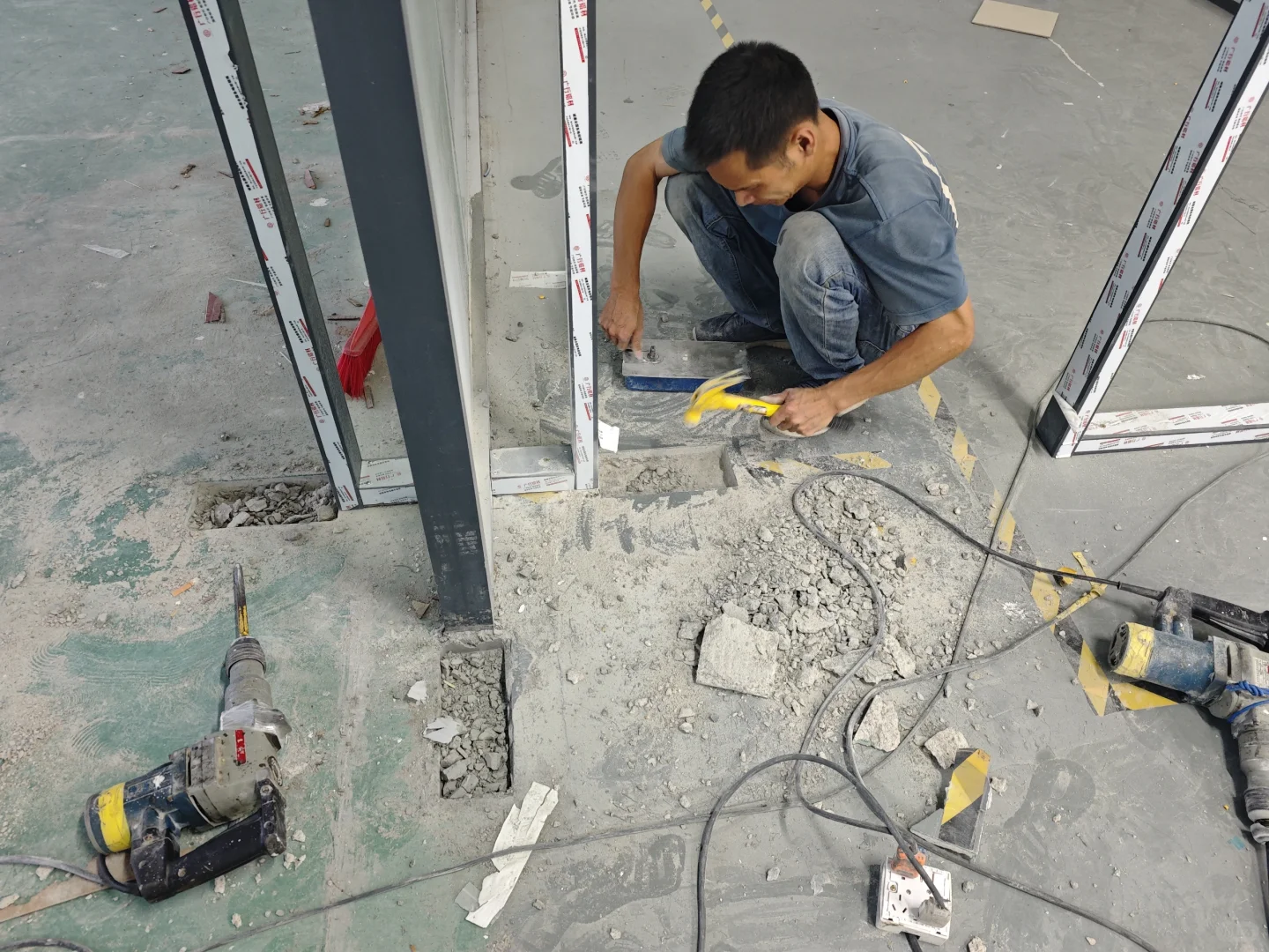 铝合金方通玻璃隔断