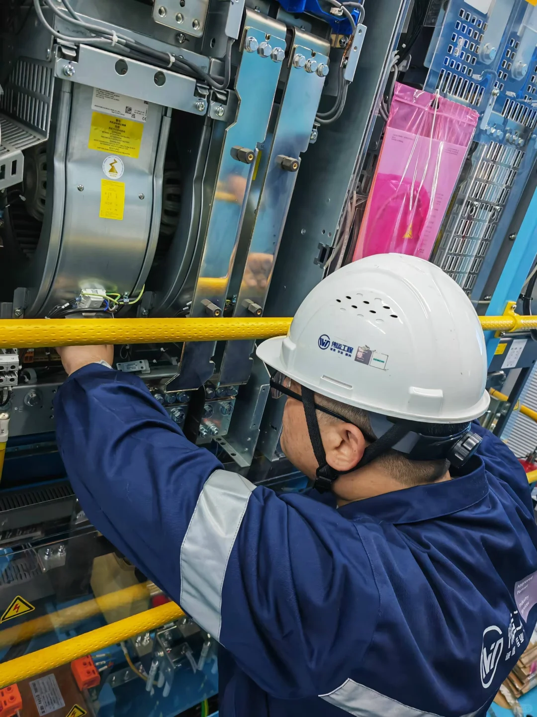 00后女电气工程师的一天