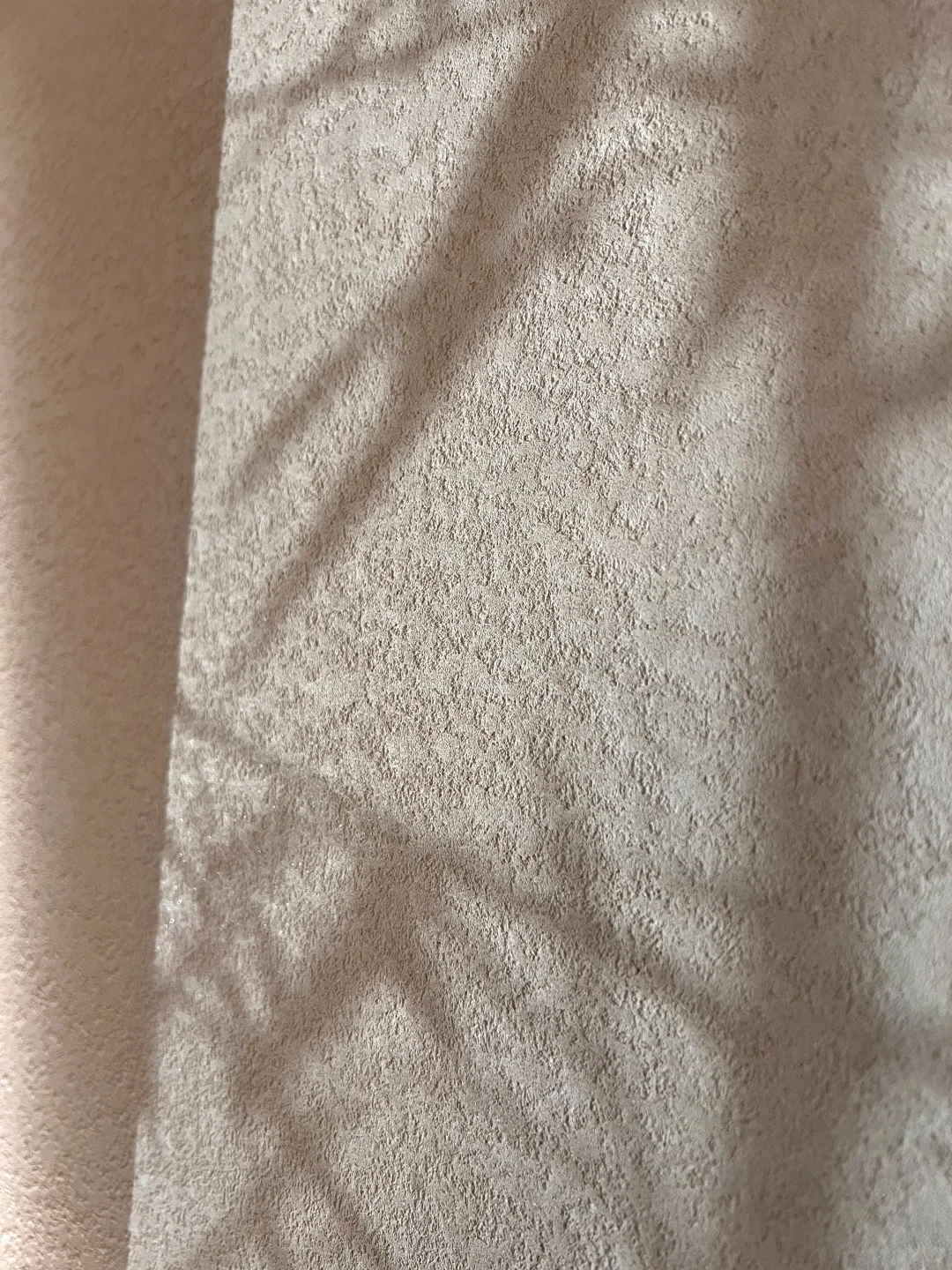 自然光影下的莱姆岩石灰墙面