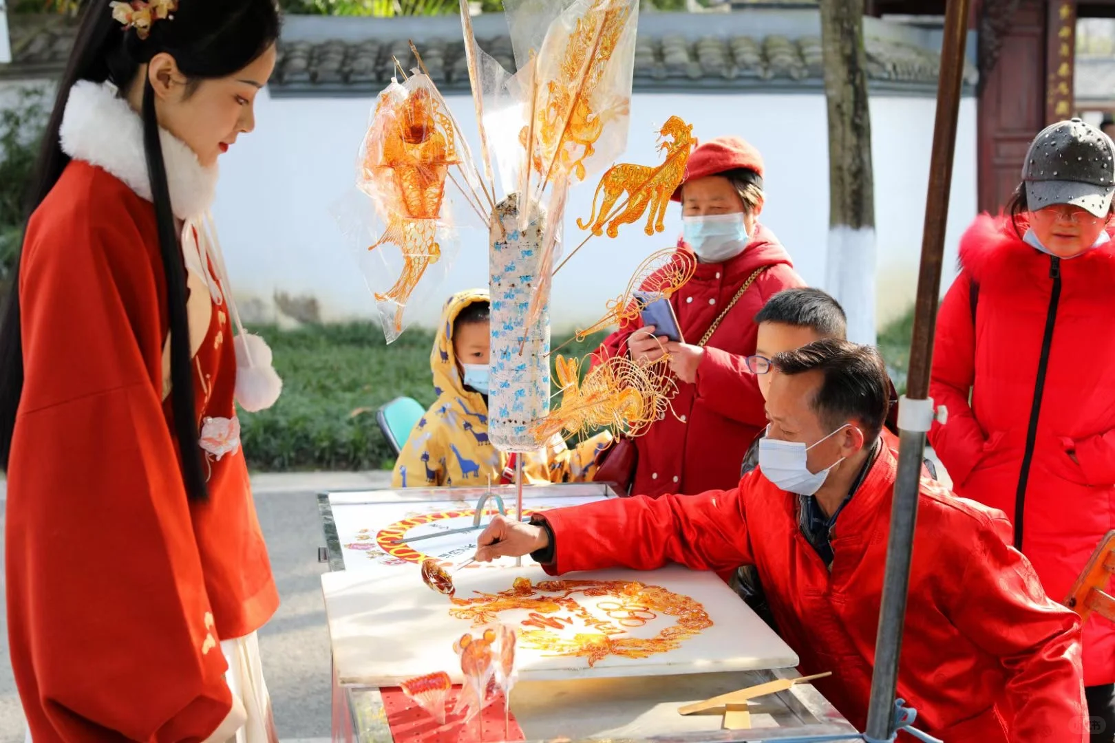 一勺一糖一世界,姑爹做糖画已有40余年了。