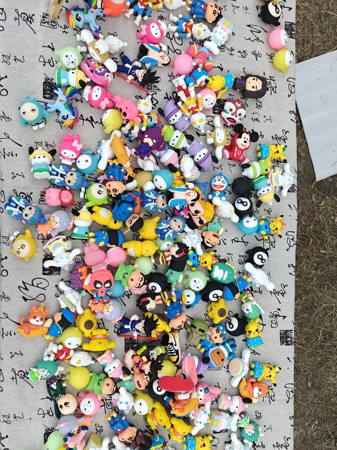 创业第一天!小学门口摆摊卖潮玩1小时