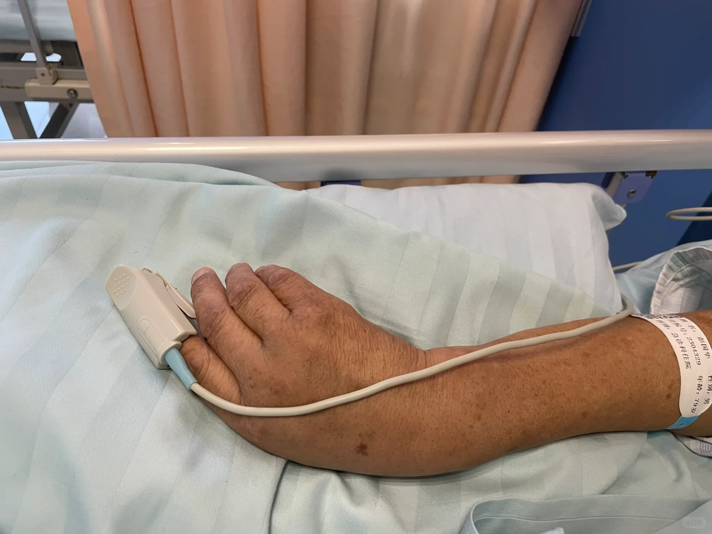 脑梗6｜机器人手助恢复锻炼肌肉