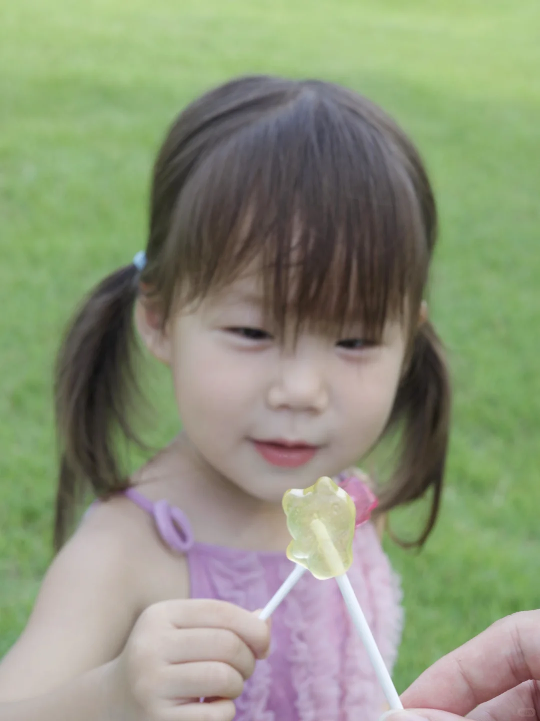 两岁娃的公园放电记,中途靠棒棒糖续了电