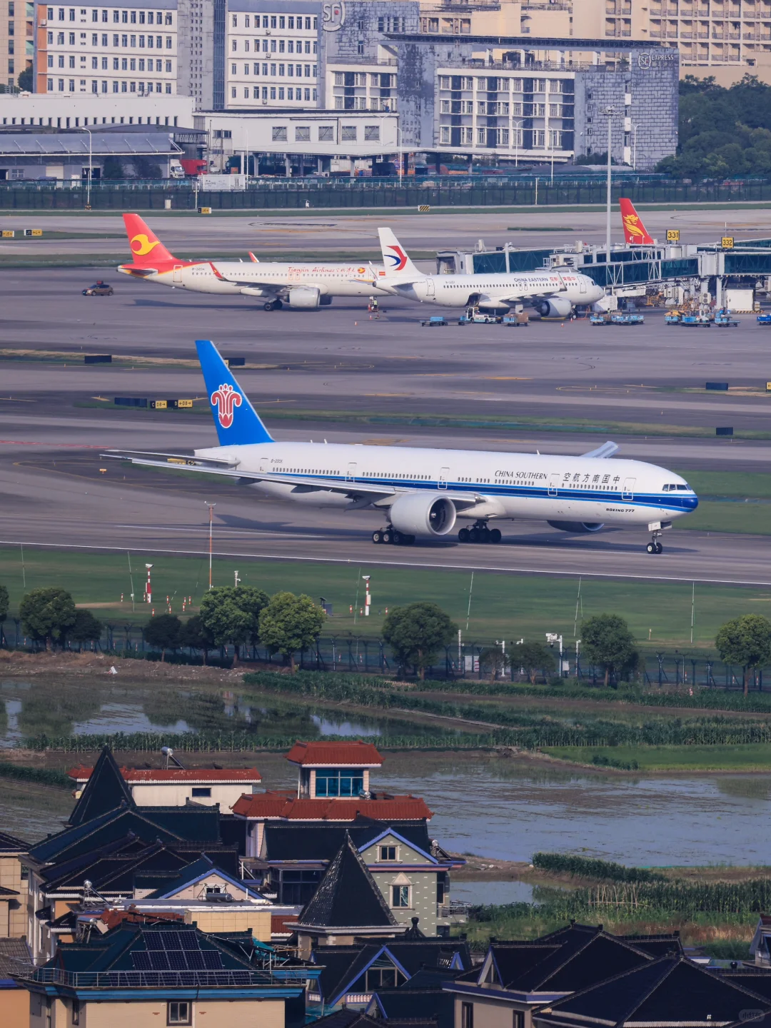 两架南航波音宽体HGH的24跑道起飞