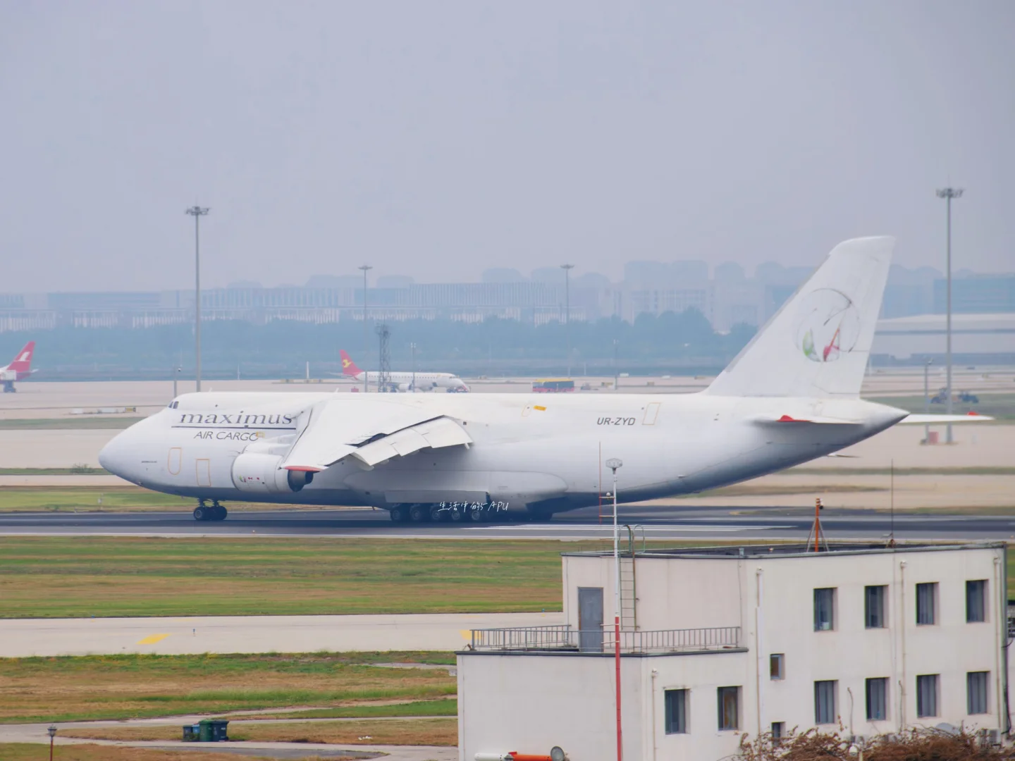 安124抵津运输联合国直升机