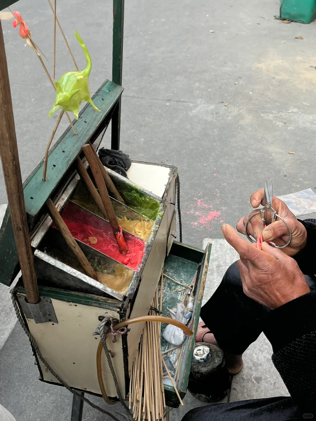 小时候的快乐，捏?糖人，好久没看见。